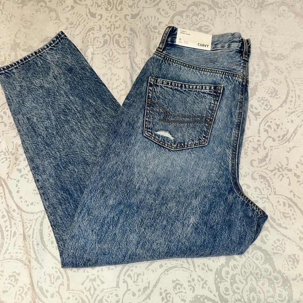 American Eagle Outfitters Woman’s Vintage fade High Rise Curvy Mom Jeans